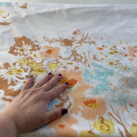 Vintage 70s flat sheet, peach, blue, yellow floral pastel full/double size bed - Picture 4 of 8